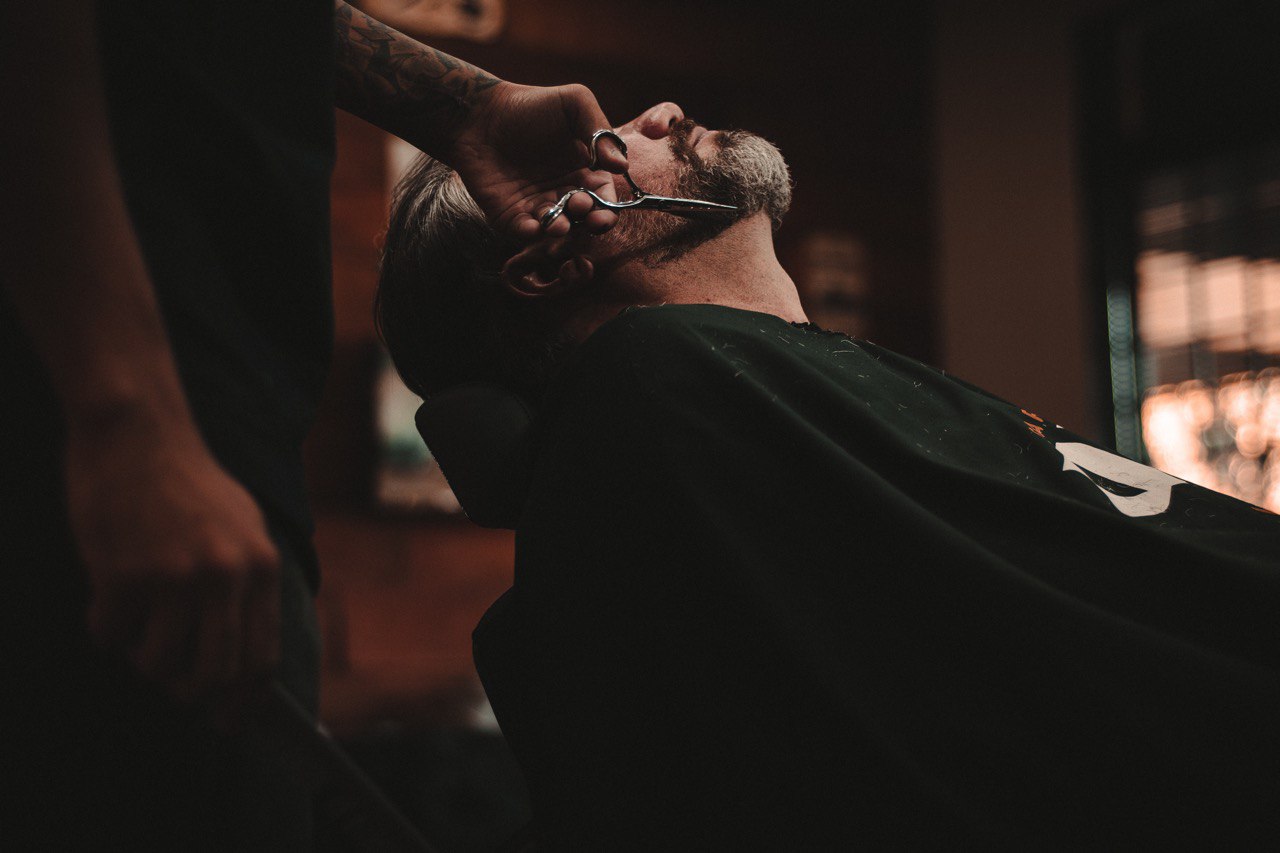 imagem homem cortando a barba